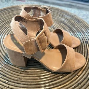 NASTY GAL / Bamboo Tan Buckle Heel